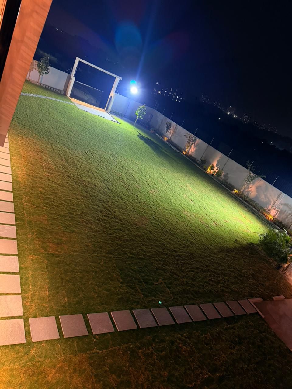 Open sprawling lawn and nature surroundings at D Treatfarms farmhouse